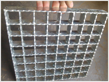 熱鍍鋅防滑鋼格板是用鋸齒狀扁鋼焊接 熱鍍鋅防滑鋼格板是用鋸齒狀扁鋼焊接